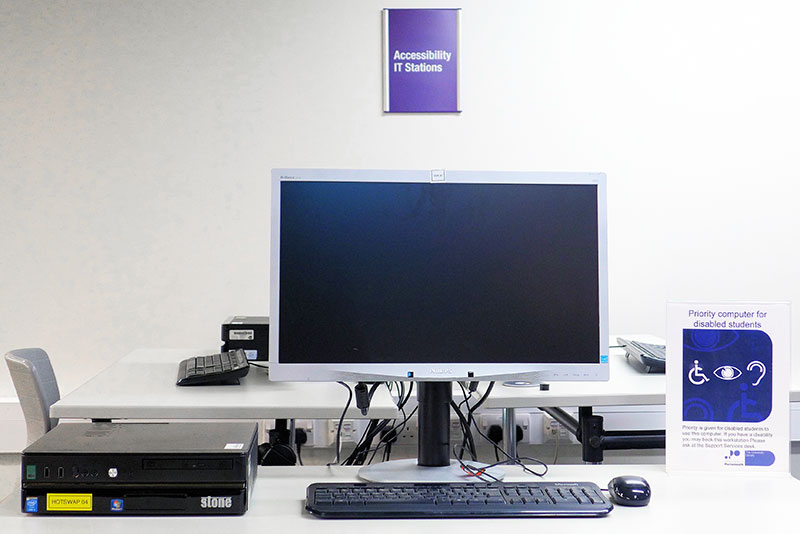 New accessible workstations in the Library
